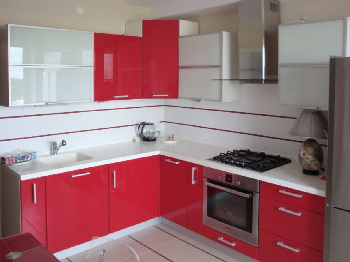 Угловая кухня Ираида длиной 5 метров Красная – на заказ 83 000 рублей